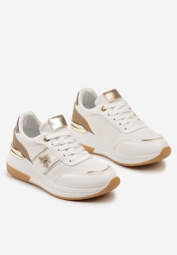 Born2be - Biało-Złote Sneakersy za Kostkę z Ekoskóry na Koturnie ze Sznurowaniami i Metalową Ozdobą Galeira. Okazja: na co dzień. Nosek buta: okrągły. Zapięcie: sznurówki. Kolor: biały. Wzór: aplikacja. Wysokość cholewki: za kostkę. Materiał: skóra, materiał, jeans. Sezon: lato. Obcas: na koturnie. Wysokość obcasa: średni