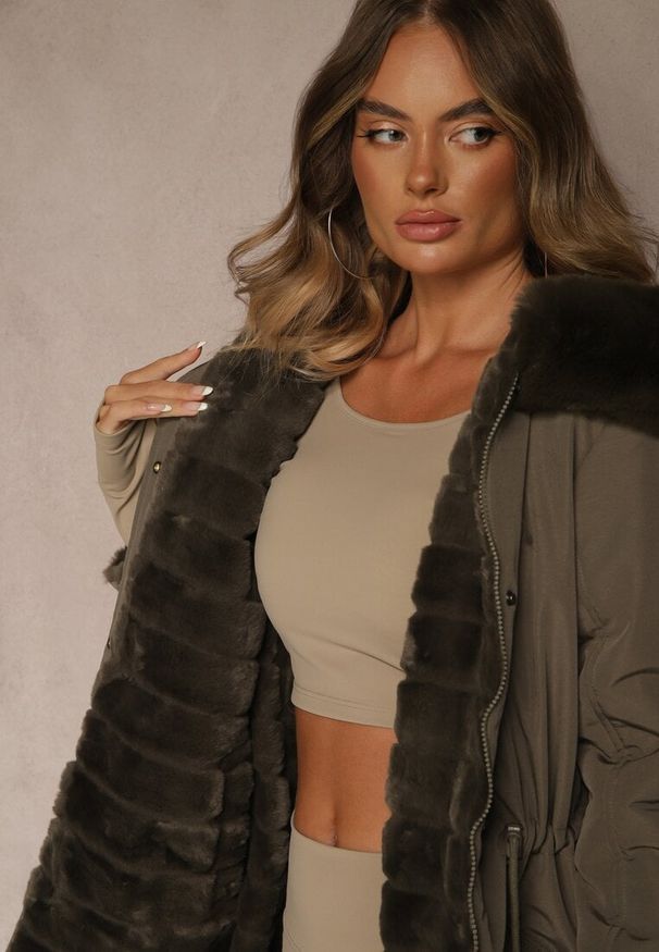 Renee - Ciemnozielona Kurtka Parka Dwustronna z Futerkiem i Kapturem Alerisse. Okazja: na spacer, na imprezę. Kolor: zielony. Materiał: futro. Wzór: gładki