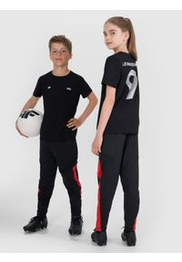 4f - 4F T-shirt regular z nadrukiem dziecięcy 4F JUNIOR x Robert Lewandowski - czarny 152 (11-12 lat). Kolor: czarny. Materiał: bawełna, materiał. Wzór: nadruk. Sezon: lato. Styl: sportowy, młodzieżowy