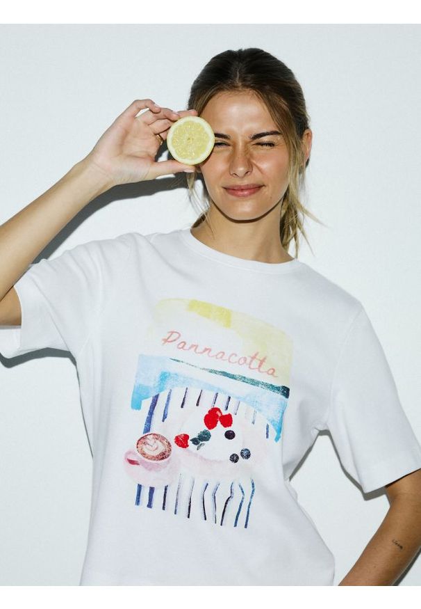 Reserved - Bawełniany t-shirt z nadrukiem - złamana biel. Materiał: bawełna. Wzór: nadruk