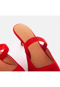 Marco Shoes Klapki Emiliana czerwone. Zapięcie: pasek. Kolor: czerwony. Materiał: zamsz. Szerokość cholewki: normalna. Obcas: na szpilce #5