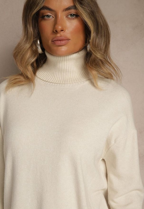 Renee - Jasnobeżowy Golf z Dodatkiem Kaszmiru z Przeszyciami po Bokach Avenella. Okazja: na spotkanie biznesowe. Typ kołnierza: golf. Kolor: beżowy. Materiał: kaszmir. Styl: biznesowy, elegancki, klasyczny