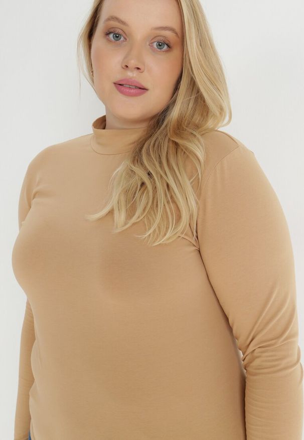 Born2be - Beżowy Golf Sedevus. Okazja: na co dzień. Typ kołnierza: golf. Kolekcja: plus size. Kolor: beżowy. Długość: długie. Wzór: gładki. Materiał: dzianina, jeans. Długość rękawa: długi rękaw. Styl: wizytowy, elegancki, casual