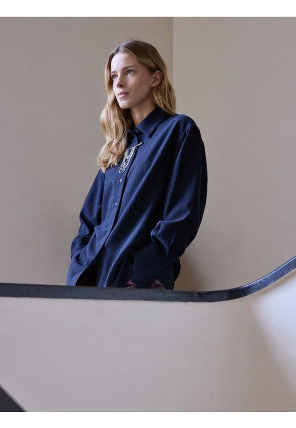 Reserved - Koszula w prążek - szary. Kolor: szary. Materiał: wiskoza, tkanina. Wzór: prążki