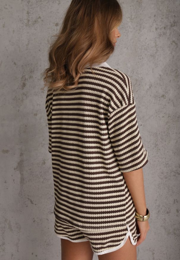 Renee - Beżowo-Brązowy Oversizowy Komplet z Dzianiny w Paski Koszulka Polo i Krótkie Spodenki Nanea. Kolor: beżowy. Materiał: dzianina. Wzór: paski