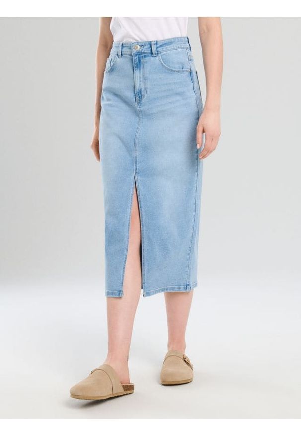Sinsay - Jeansowa spódnica midi z rozcięciem - niebieski. Kolor: niebieski. Materiał: jeans