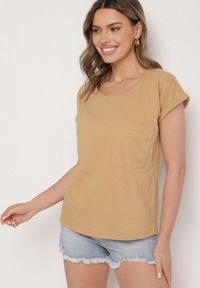 Born2be - Beżowy T-shirt z Bawełny Ozdobiony Kieszonką Ziarene. Okazja: na co dzień. Kolor: beżowy. Materiał: bawełna. Wzór: aplikacja. Styl: sportowy, casual