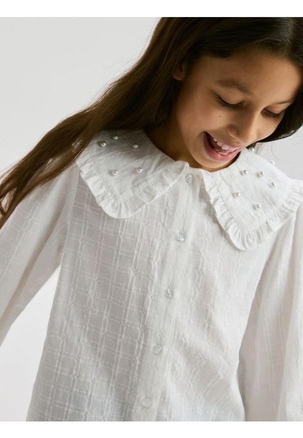 Reserved - Koszula z perłową aplikacją - złamana biel. Kolor: biały. Materiał: bawełna. Wzór: aplikacja