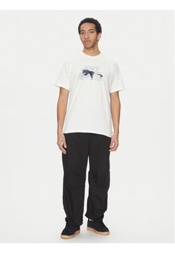 Nike T-Shirt FV3496 Écru Regular Fit. Materiał: bawełna