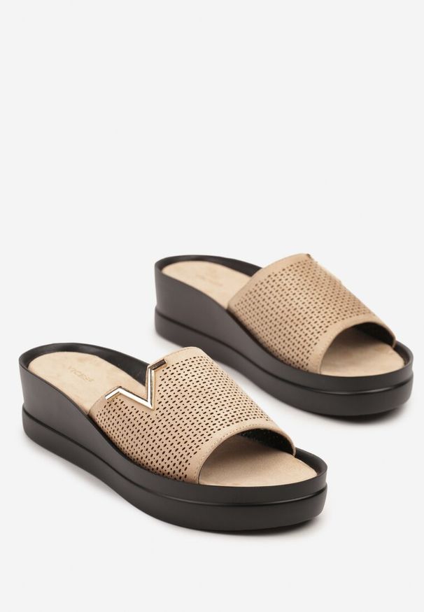 Renee - Beżowe Klapki Vices Ażurowe z Metalicznym Detalem na Koturnie Gleorine. Okazja: na co dzień. Kolor: beżowy. Materiał: jeans. Wzór: ażurowy. Sezon: lato. Obcas: na koturnie. Styl: casual