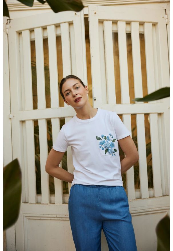 MOODO - Bluzka z kieszonką i nadrukiem biała. Kolor: biały. Materiał: bawełna, elastan. Wzór: nadruk