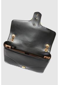 Gucci - GUCCI Skórzana duża torebka GG Marmont. Kolor: czarny. Wzór: jodełka. Materiał: skórzane. Rozmiar: duże. Rodzaj torebki: na ramię #4