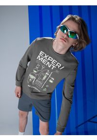 4f - Longsleeve z nadrukiem świecącym w ciemności chłopięcy. Kolor: szary. Materiał: bawełna, dzianina. Długość rękawa: długi rękaw. Wzór: nadruk