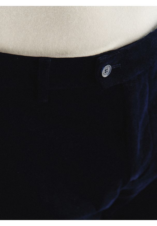 Pako Lorente - PAKO LORENTE - Granatowe spodnie sztruksowe. Okazja: na co dzień. Kolor: niebieski, brązowy. Materiał: sztruks. Sezon: zima, jesień. Styl: casual