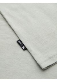 Ombre Clothing - Casualowy męski t-shirt z naszywką na kieszeni – jasnoszary V2 OM-TSCT-0109 - XXL. Okazja: na co dzień. Kolor: szary. Materiał: guma, bawełna, jersey, skóra. Wzór: aplikacja. Styl: casual