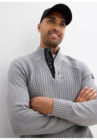 bonprix - Sweter ze stójką z bawełną z recyklingu. Typ kołnierza: kołnierzyk stójkowy. Kolor: szary. Materiał: bawełna. Wzór: prążki, nadruk #2