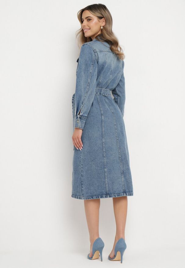Born2be - Niebieska Koszulowa Sukienka Jeansowa z Bawełny z Kieszeniami i Materiałowym Paskiem Udettia. Kolor: niebieski. Materiał: jeans, bawełna, materiał. Typ sukienki: koszulowe