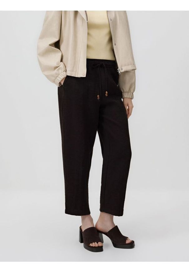 Reserved - Spodnie z wiskozą - brązowy. Kolor: brązowy. Materiał: wiskoza