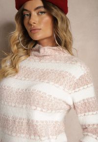 Renee - Ciemnoróżowy Golf z Wełną Ozdobiony Pasami Zinalith. Okazja: do pracy. Typ kołnierza: golf. Kolor: różowy. Materiał: wełna. Wzór: aplikacja