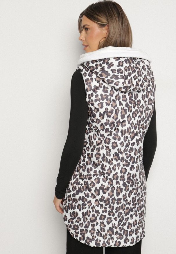 Born2be - Biała Pikowana Kamizelka w Panterkę z Dłuższym Tyłem i Kapturem Falandia. Okazja: na co dzień, na spacer. Typ kołnierza: kaptur. Kolor: biały. Materiał: jeans. Długość: długie. Wzór: motyw zwierzęcy. Styl: klasyczny, casual