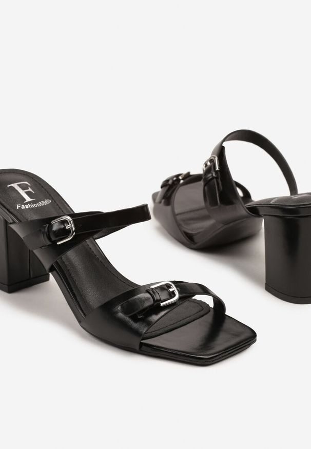 Renee - Czarne Klapki na Słupkowym Obcasie z Ozdobnymi Klamerkami Zarielae. Okazja: na co dzień. Kolor: czarny. Sezon: lato. Obcas: na obcasie. Styl: casual, elegancki. Wysokość obcasa: średni