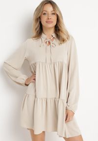 Born2be - Beżowa Rozkloszowana Sukienka z Falbanką Uxaria. Typ kołnierza: kołnierz z falbankami. Kolor: beżowy. Długość rękawa: długi rękaw. Wzór: aplikacja. Styl: elegancki #4