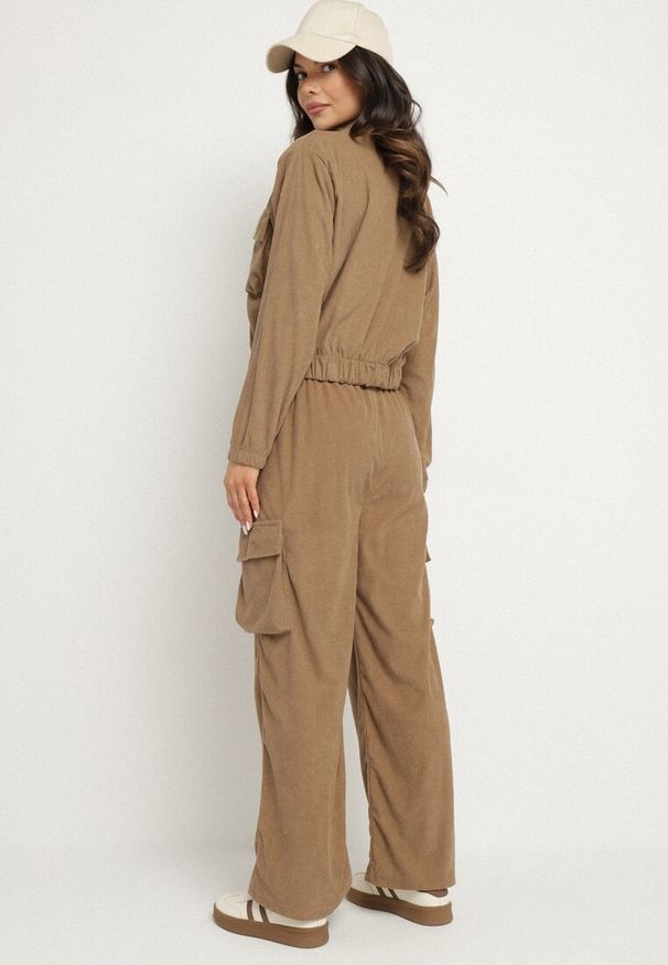 Born2be - Jasnobrązowy Komplet Dresowy w Stylu Cargo Bluza ze Stójką i Szerokie Spodnie Arritarra. Kolor: brązowy. Materiał: dresówka
