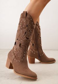 Renee - Brązowe Ażurowe Botki Kowbojki VICES na Stożku Zdobione Nitami Sennatea. Okazja: na spacer. Kolor: brązowy. Materiał: zamsz, jeans. Wzór: ażurowy, aplikacja. Sezon: lato. Obcas: na stożku. Styl: elegancki, boho. Wysokość obcasa: średni #7