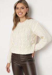 Born2be - Jasnobeżowy Sweter z Wełną Ozdobiony Splotem i Ściągaczami Terevella. Okazja: na co dzień. Kolor: beżowy. Materiał: wełna. Długość rękawa: długi rękaw. Długość: długie. Wzór: aplikacja, ze splotem. Styl: casual, elegancki #5