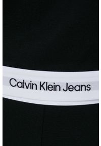 Calvin Klein Jeans bluza J20J218860.PPYY damska kolor czarny z kapturem gładka. Okazja: na co dzień. Typ kołnierza: kaptur. Kolor: czarny. Materiał: materiał, wiskoza, dzianina, włókno. Długość rękawa: długi rękaw. Długość: długie. Wzór: gładki. Styl: casual #2