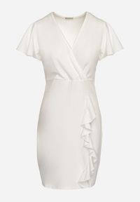 Born2be - Biała Dopasowana Sukienka Mini z Kopertowym Dekoltem i Ozdobną Falbanką Gwendara. Kolor: biały. Typ sukienki: kopertowe. Styl: elegancki. Długość: mini #5