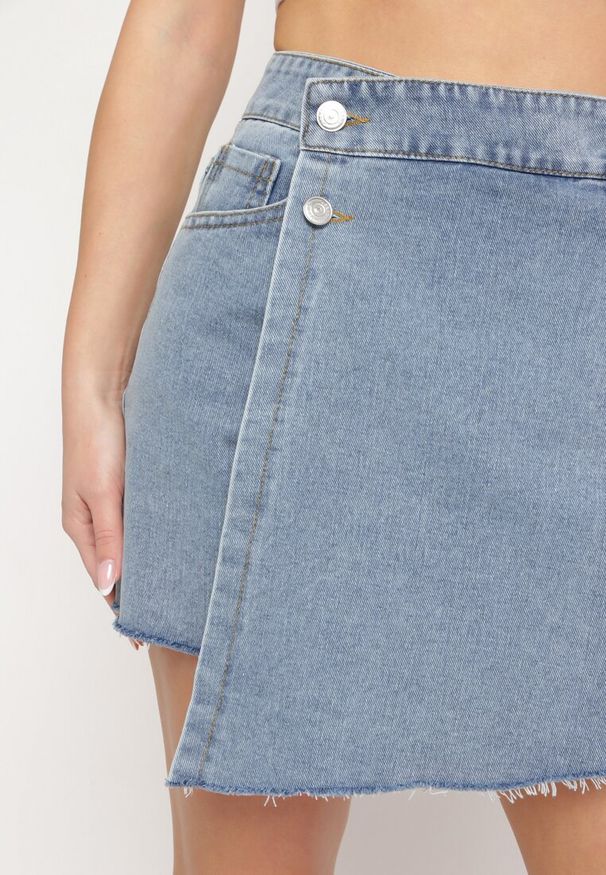 Born2be - Ciemnoniebieskie Jeansowe Szorty Imitujące Spódniczkę Mini z Asymetryczną Zakładką Moonfia. Kolor: niebieski. Materiał: jeans. Sezon: wiosna, lato. Styl: klasyczny