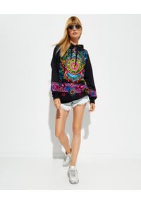 Versace Jeans Couture - VERSACE JEANS COUTURE - Bluza z kapturem z logo. Typ kołnierza: kaptur. Kolor: czarny. Materiał: bawełna. Długość rękawa: długi rękaw. Długość: długie. Wzór: aplikacja, kolorowy, nadruk #3