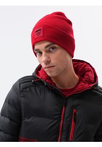 Ombre Clothing - Czapka męska z naszywką H103 - czerwona - uniwersalny. Kolor: czerwony. Materiał: dzianina, akryl, prążkowany. Wzór: aplikacja