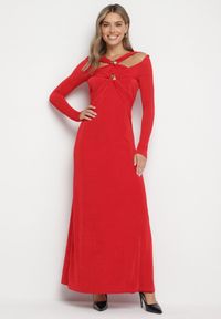 Born2be - Czerwona Długa Sukienka z Ozdobnym Dekoltem i Biżuteryjnymi Detalami Nerosha. Kolor: czerwony. Długość rękawa: długi rękaw. Styl: klasyczny, elegancki. Długość: maxi #1