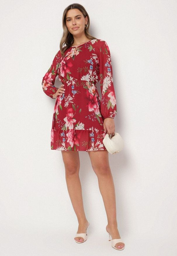 Born2be - Bordowa Sukienka o Rozkloszowanym Kroju w Kwiaty Zeramera. Okazja: na co dzień. Kolor: czerwony. Materiał: wiskoza. Długość rękawa: długi rękaw. Wzór: kwiaty. Typ sukienki: rozkloszowane. Styl: casual