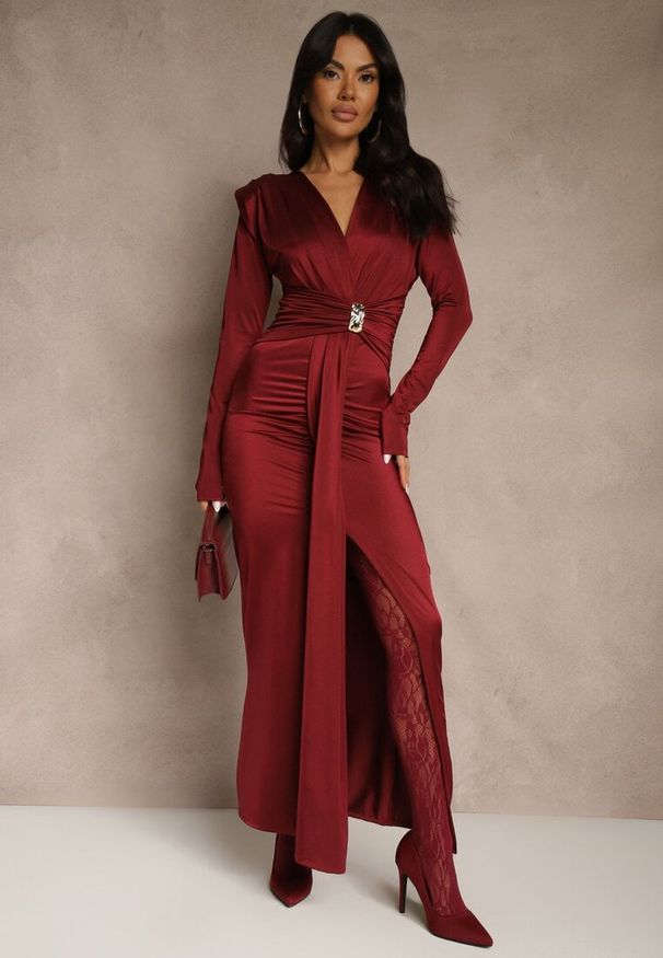 Renee - Bordowa Koktajlowa Sukienka z Rozcięciem na Nogę Zdobiona Trenem Atirga. Okazja: na imprezę. Typ kołnierza: dekolt w serek. Kolor: czerwony. Wzór: aplikacja. Styl: wizytowy