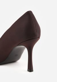 Renee - Ciemnobrązowe Gładkie Szpilki z Tkaniny w Klasycznym Stylu Jynienne. Okazja: na spotkanie biznesowe. Kolor: brązowy. Materiał: tkanina. Wzór: gładki. Obcas: na szpilce. Styl: klasyczny #5