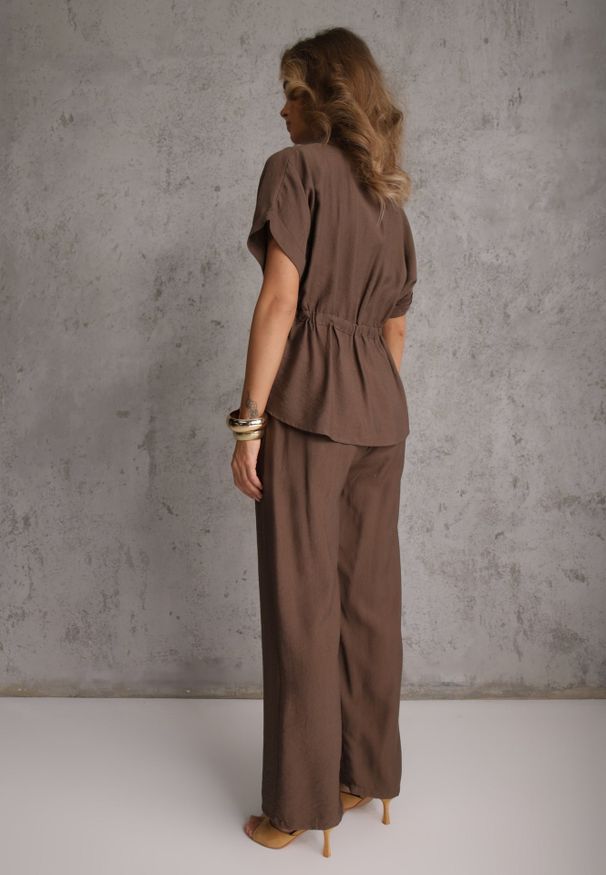 Renee - Ciemnobeżowy Komplet z Wiskozy Spodnie Wide Leg i Bluzka ze Ściągaczem w Talii Daemnell. Kolor: beżowy. Materiał: wiskoza