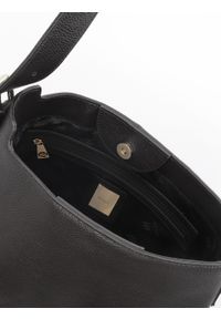 Kazar - Skórzana czarna torebka w minimalistyczny stylu. Kolor: czarny. Materiał: skórzane. Styl: casual, klasyczny. Rodzaj torebki: na ramię #2