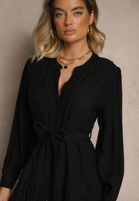 Renee - Czarna Wiskozowa Sukienka o Rozkloszowanym Kroju z Wiązanym Paskiem i Koronką Reisavien. Okazja: na co dzień, na spacer. Typ kołnierza: dekolt w serek. Kolor: czarny. Materiał: koronka, wiskoza. Wzór: koronka. Typ sukienki: rozkloszowane. Styl: casual, elegancki #3