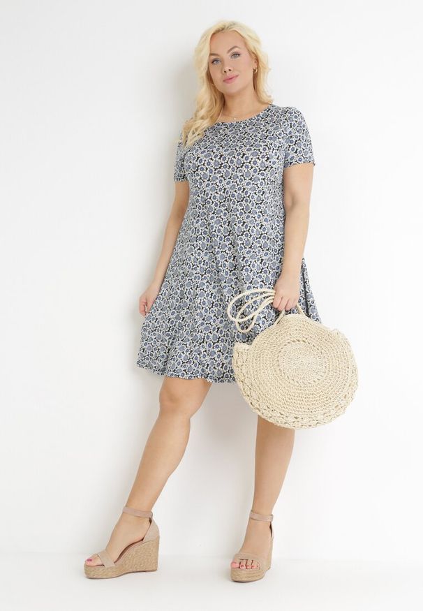 Born2be - Niebiesko-Granatowa Trapezowa Sukienka Mini w Kwiatowy Wzór Aganis. Kolor: niebieski. Materiał: materiał. Długość rękawa: krótki rękaw. Wzór: kwiaty. Typ sukienki: trapezowe. Długość: mini