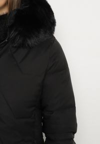 Born2be - Czarna Kurtka Pikowana o Długim Fasonie z Kapturem i Futrem Vertizola. Okazja: na spacer, na co dzień. Typ kołnierza: kaptur. Kolor: czarny. Materiał: futro. Długość: długie. Styl: elegancki, casual #2