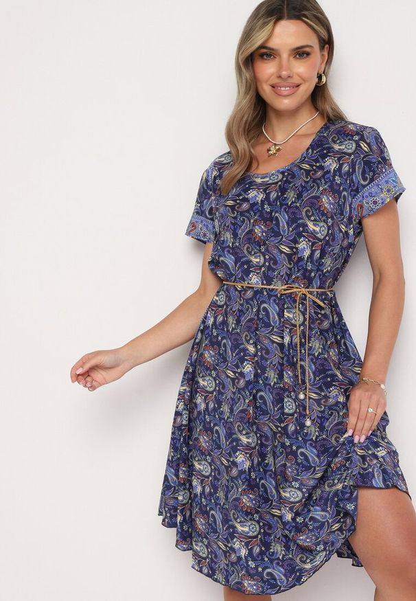 Born2be - Granatowa Wiskozowa Sukienka Rozkloszowana we Wzór Paisley Mastis. Kolor: niebieski. Materiał: wiskoza. Wzór: paisley
