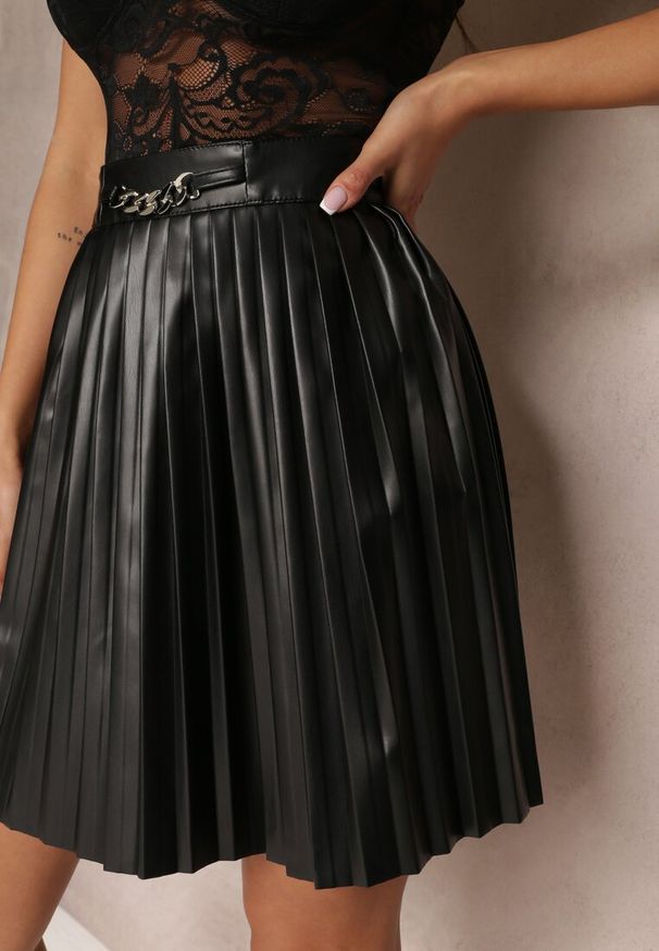 Renee - Czarna Plisowana Spódnica Mini z Imitacji Skóry Eshin. Kolor: czarny. Materiał: skóra