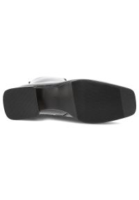 Czarne Botki S.Barski Stylowe Buty Damskie Z Broszką. Zapięcie: klamry. Kolor: czarny. Materiał: lakier, skóra. Sezon: zima, jesień. Obcas: na obcasie. Styl: elegancki. Wysokość obcasa: średni #5