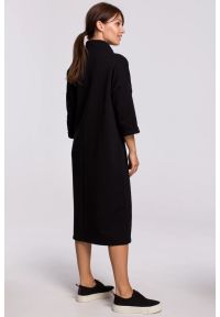 Sukienki.shop - Ciepła sukienka oversize z golfem czarna bawełniana dzianina. Typ kołnierza: golf. Kolor: czarny. Materiał: dzianina, bawełna. Typ sukienki: oversize. Długość: midi #3