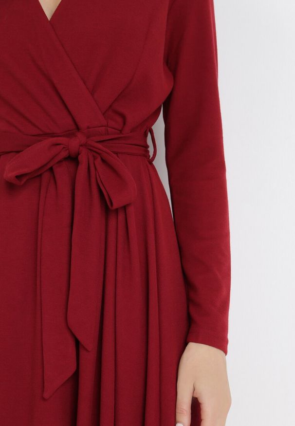 Born2be - Bordowa Sukienka Damialla. Typ kołnierza: dekolt w kształcie V. Kolor: czerwony. Materiał: dzianina. Długość rękawa: długi rękaw. Wzór: gładki. Typ sukienki: rozkloszowane, kopertowe. Styl: wizytowy, elegancki. Długość: maxi