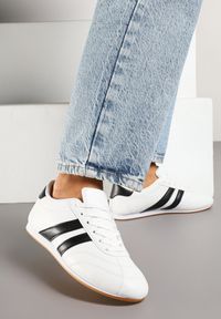 Renee - Biało-Czarne Sneakersy Typu Tenisówki z Paseczkami Liantina. Okazja: na co dzień. Zapięcie: sznurówki. Kolor: biały. Materiał: jeans. Obcas: na obcasie. Wysokość obcasa: niski #4