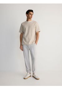 Reserved - Spodnie joggery z lnem - jasnoszary. Kolor: szary. Materiał: len #1